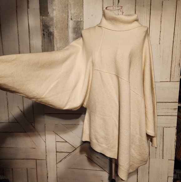 A symmetrical turtle neck sweater. - Picture 5 of 6